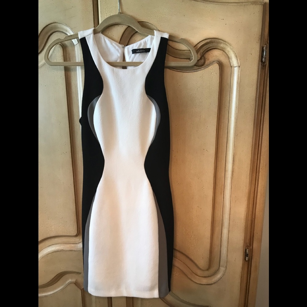 Fun ark & Co dress with peek a boo back